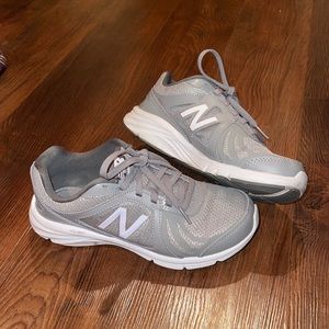 New Balance gray tennis shoes